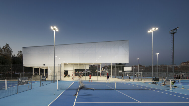 Claves para elegir materiales duraderos en espacios deportivos modernos